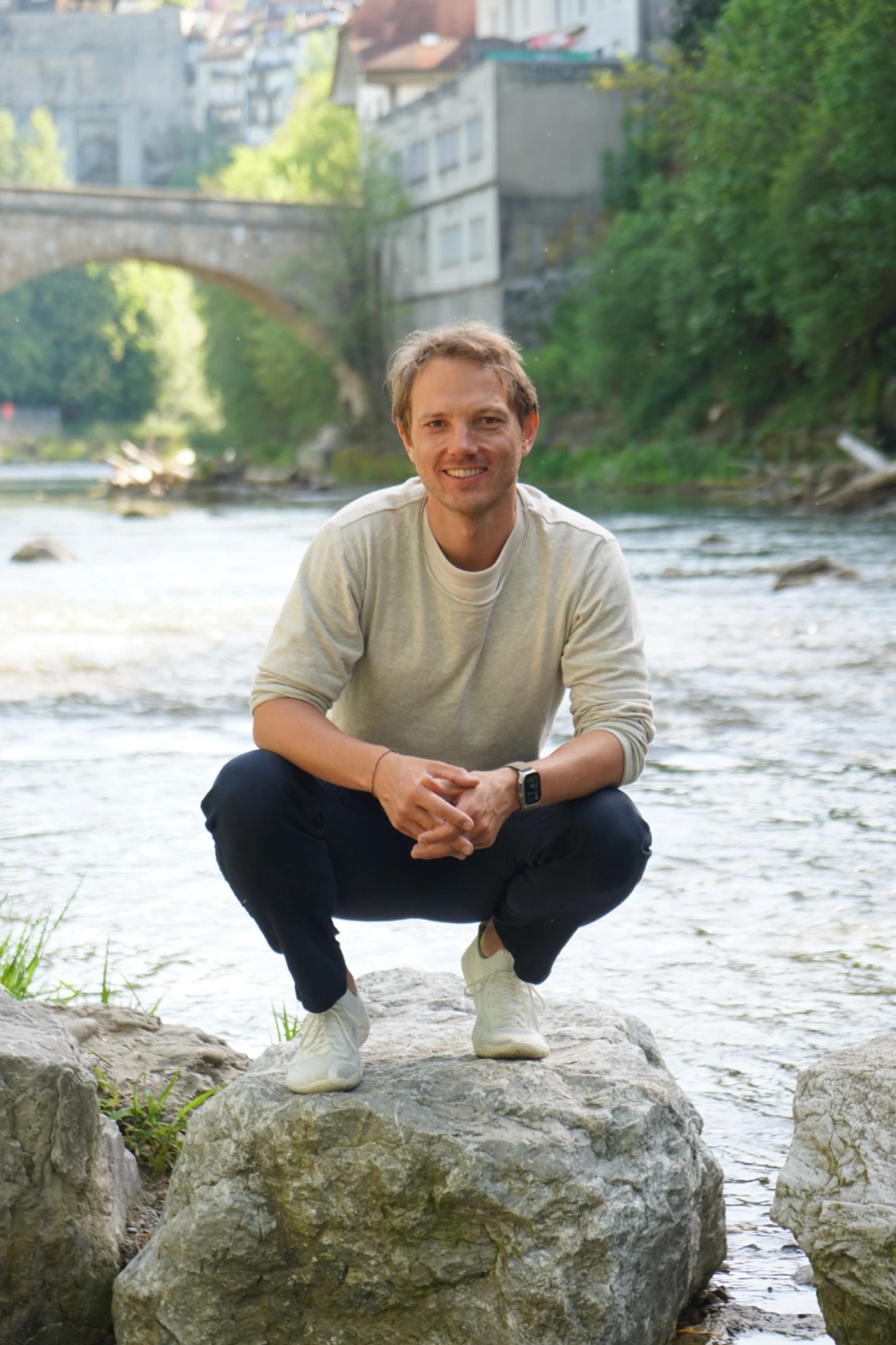 Porträt von Malwin Haas am Flussufer